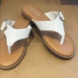Soda Women's White and Tan Thong Sandals